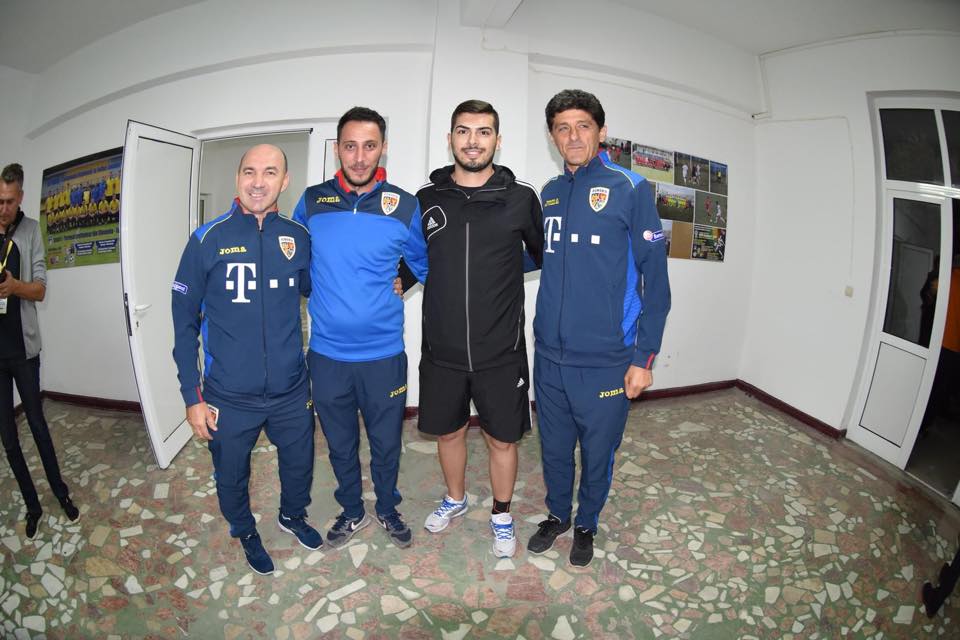 Mihai Bălan și Costin Stanciu, încadrați de foștii internaționali români, Jean Vlădoiu și Miodrag Belodedici. Foto: Andrei Pițigoi | Buzăul Sportiv.